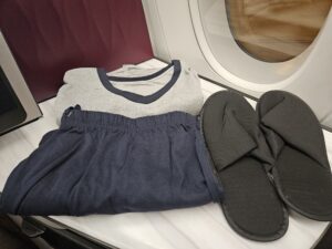 qatar airways business class pajamas slippers