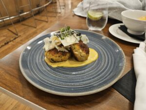 washington dulles virgin atlantic clubhouse iad dinner crabcakes maryland