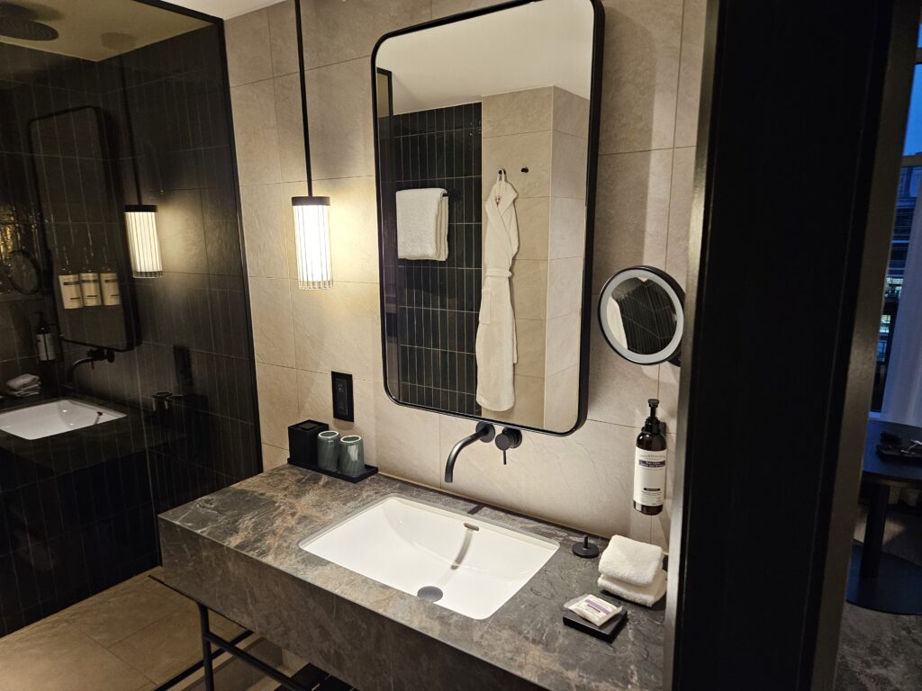 sink mirror make-up makeup mirror hyatt regency london blackfriars